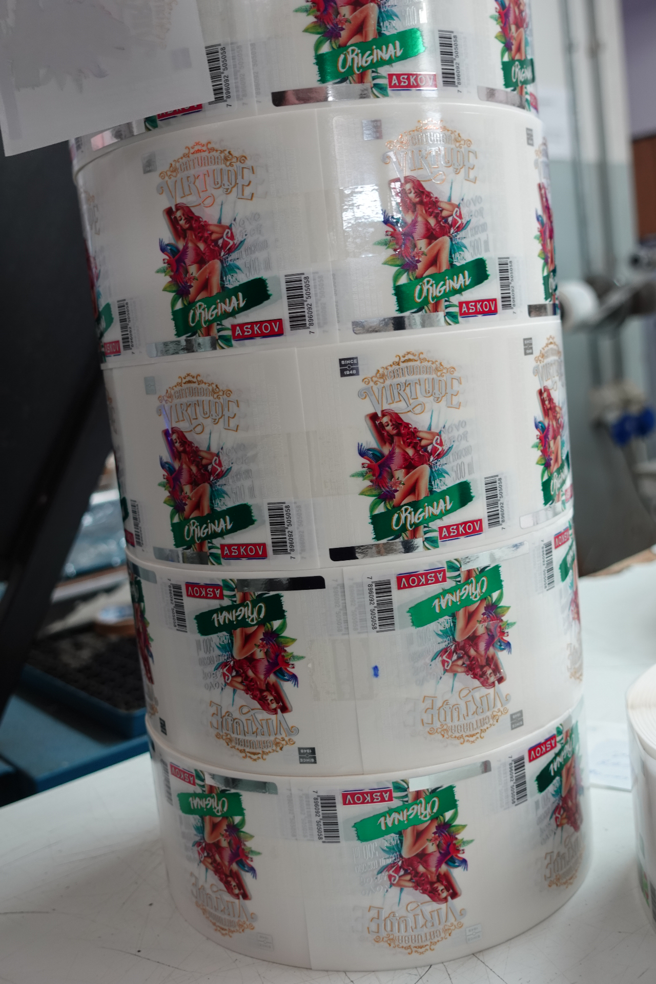 Bobina de rótulos impressos em produção
